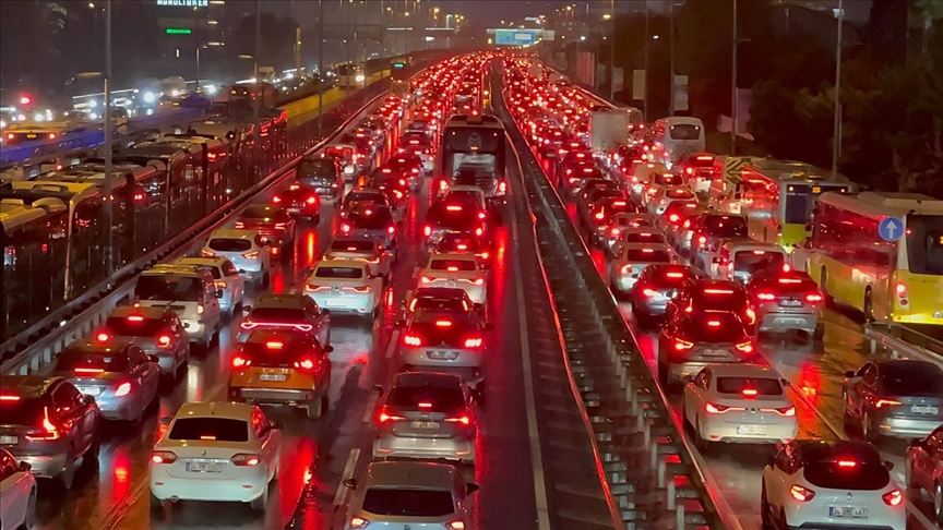 stanbul’da Trafik Çilesi: Cuma Akşamı Şehir Adeta Kilitlendi